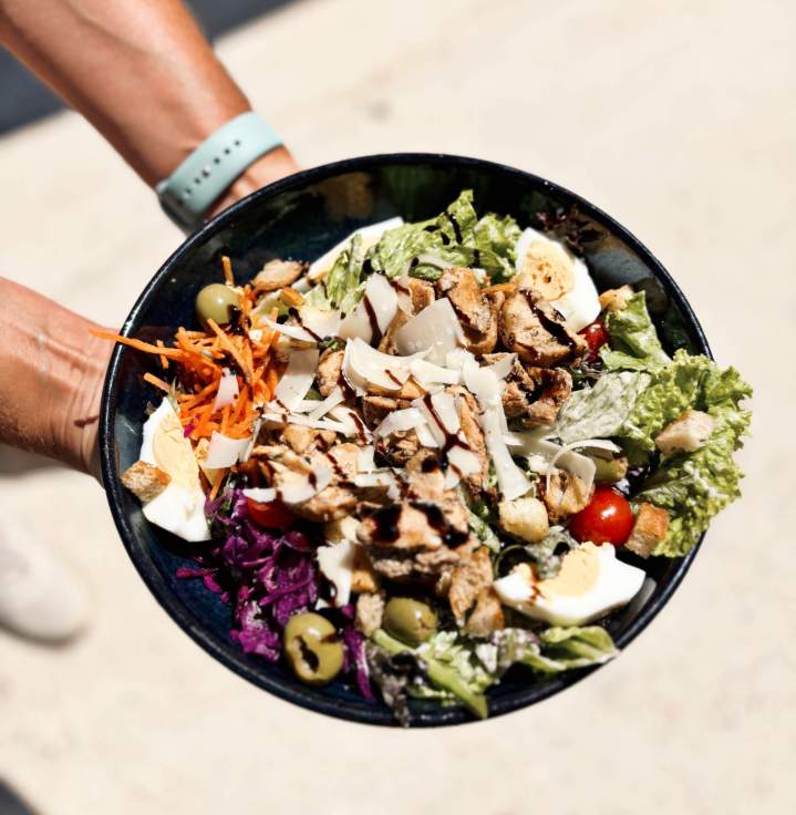Notre restaurant vous invite à déguster ses salades fraîches. 