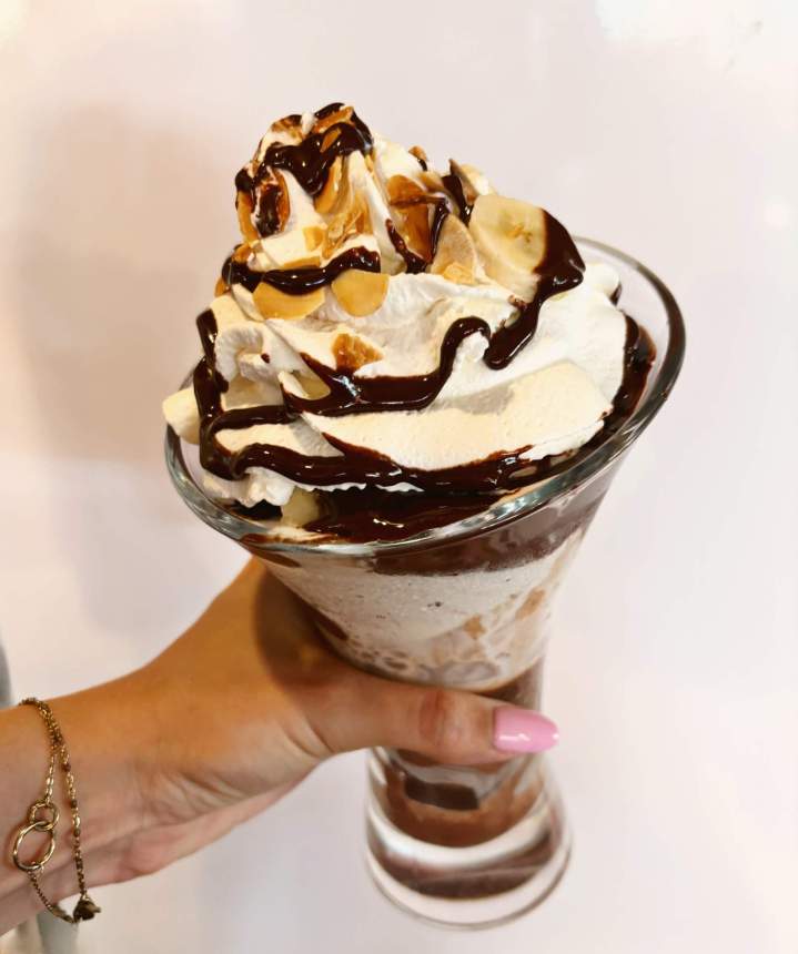 Notre glacier prépare et vend des glaces artisanales. 